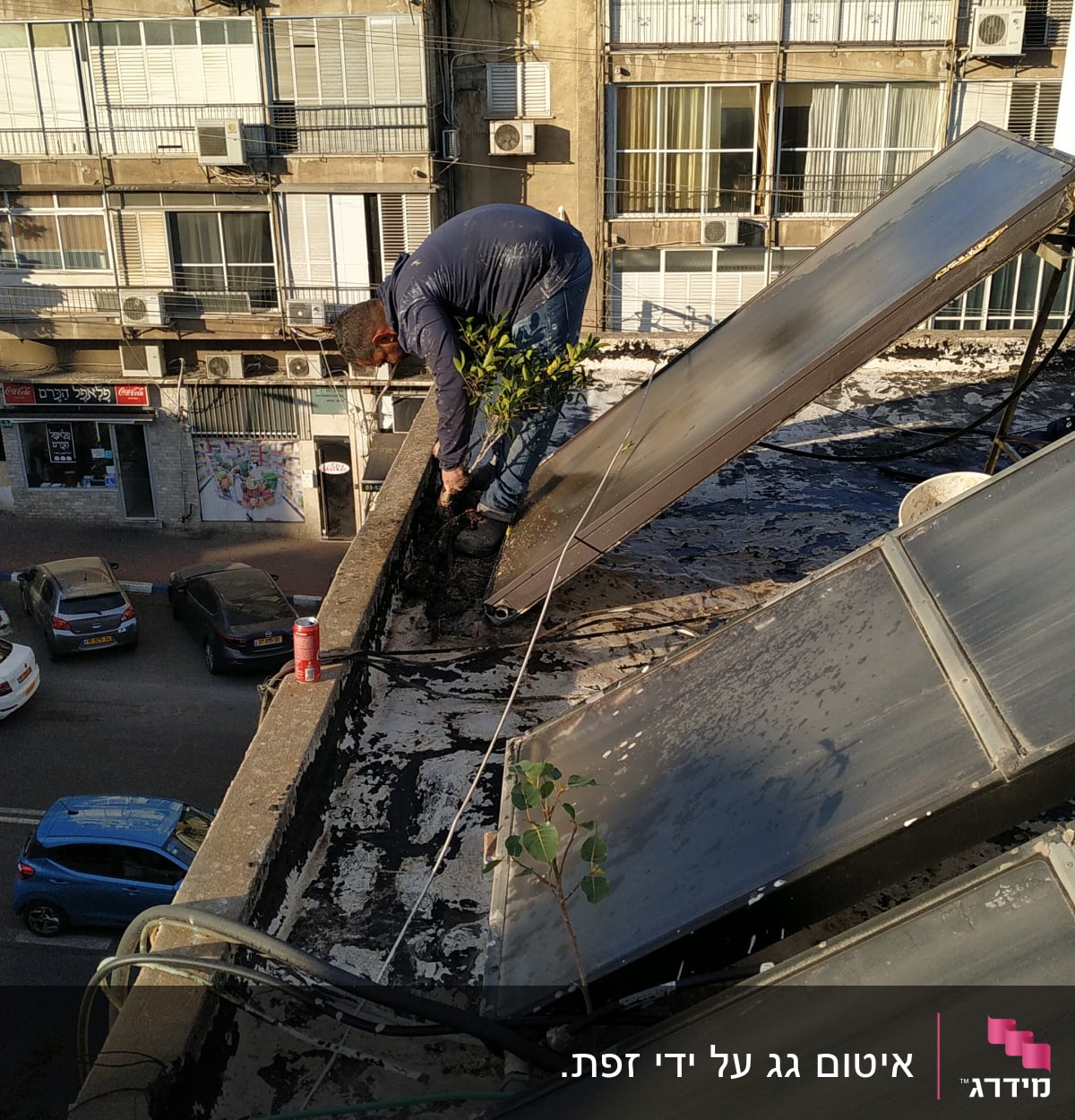 אדם עובד על איטום גג עם חומרי איטום